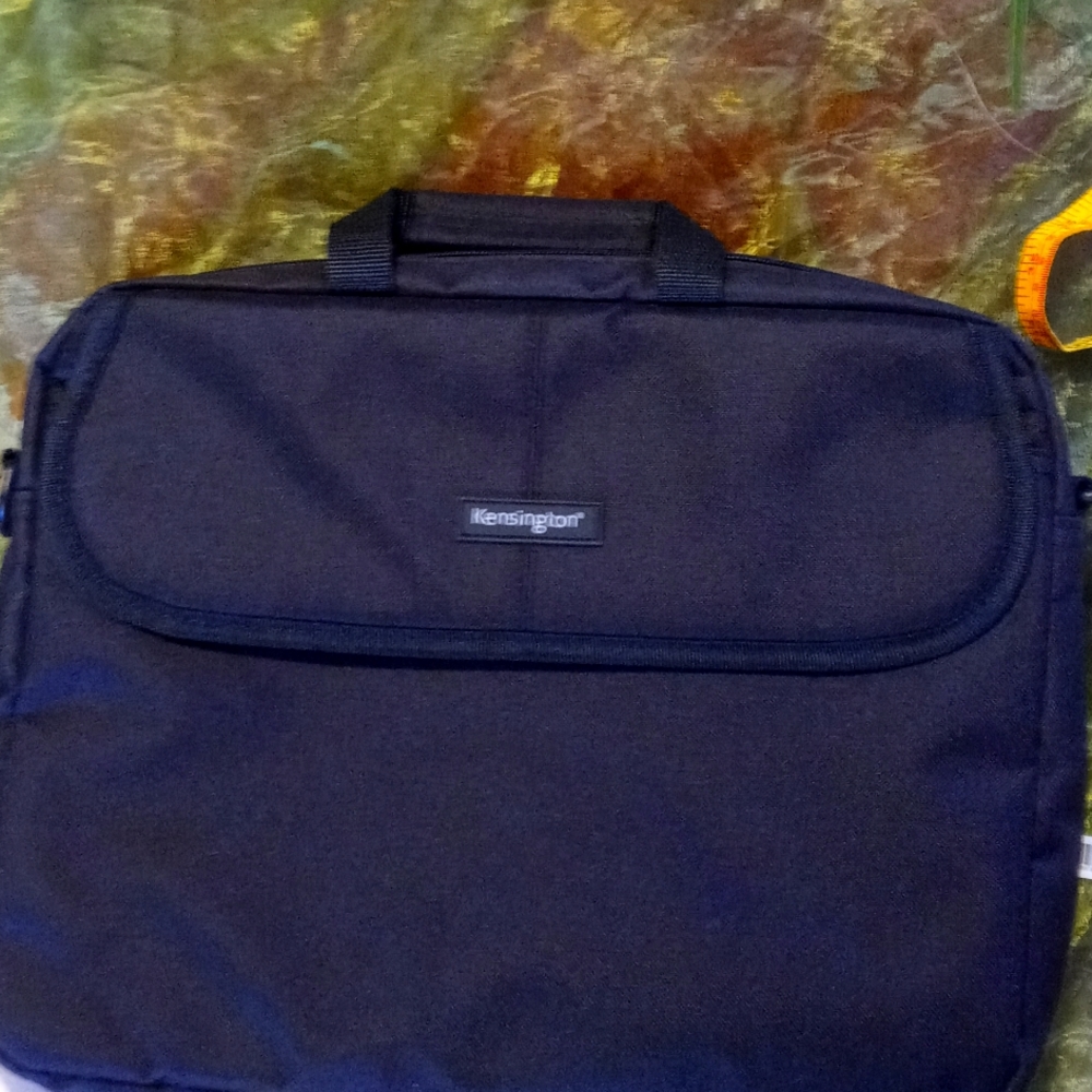 KENSINGTON LAPTOP,15.6" SLEEVE..PADDED/INTERIOR,INSIDE/OUTSIDE POCKETS BLACK.